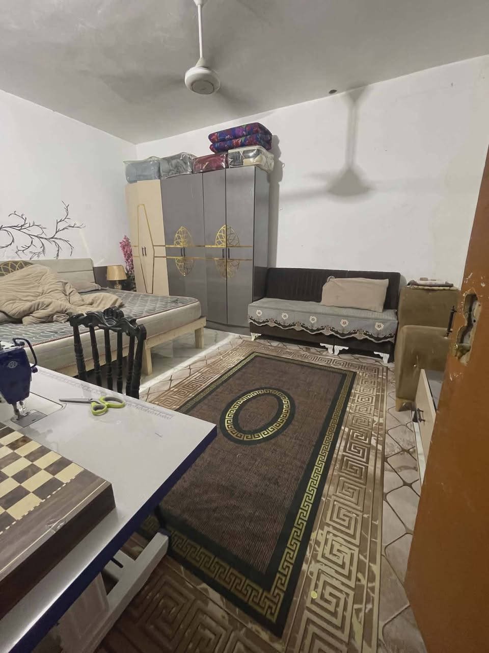 الموقع:شارع المطار الجديد شارع سواق فدك
80مترللبيع بناء بلوك تجعيب حمام داخلي 
سعر18🤑وبي مجال 

***********
