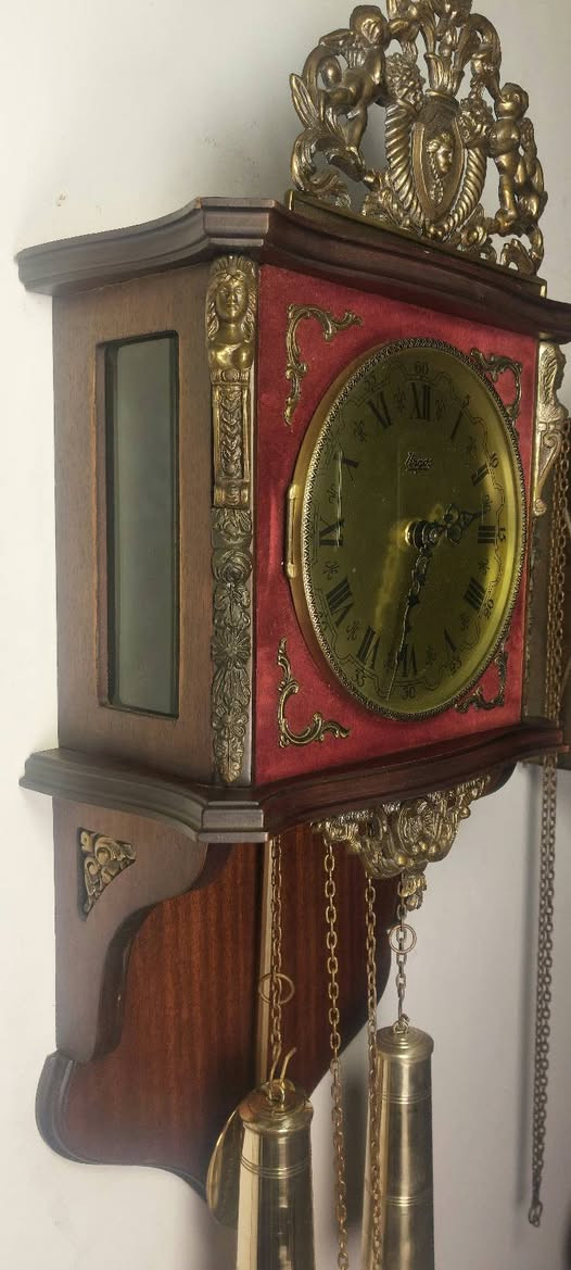 قطعه الماني مميزه ..
انتاج الخمسينات ( 2  ثقل )  .. تعمل بشد السلاسل و الاثقال ..بحاله رائعه ..تعلن تنبيهات الوقت كل نصف وكل ساعه برنه رقيقه مزدوجه ..
للمهتم الاتصال او واتس علي رقم المعرض ..01205008284 
متخصصون في بيع وصيانه ساعات الحائط الانتيك ..
https://www.facebook.com/share/1CAh5YTm6h/


**إذا كنت صاحب هذا الإعلان وتريد حذفه لأي سبب، رجاءا أرسل رسالة إلى الدعم الفني**