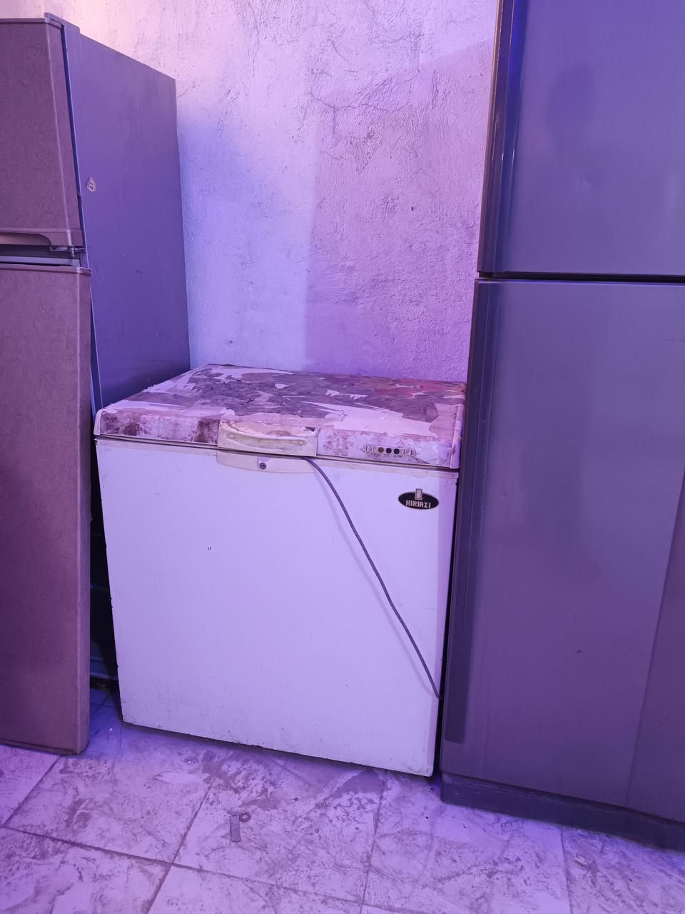 اقره المنشور عدل السلام عليكم ثلاجه للبيع الرصاصيه بس تبرد مجمد شغاله كلشي مابيه المجمده تجميد فول الثلاجه الثانيه فقط بابه مشلوعه تجميده فول وتبريد حوض مال سمج درجه اوله كلشي مناقصه بس الحوض بدون سمجات هم للبيع باسعار مناسبه اي استفسار عله رقم *********** المكان نجف
