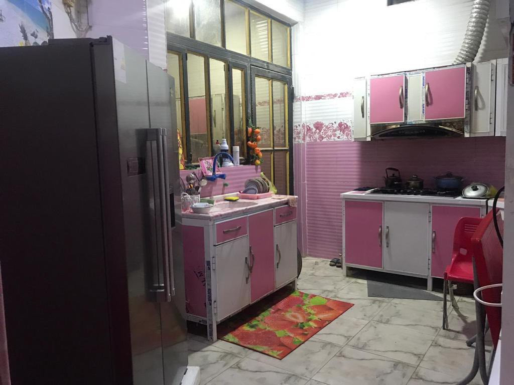 بيت طابو ركن المساحة الكلية 175 بي مشتمل معزول 75 متر مؤجر ب 350 والثاني 100 متر بناء حديث يحتوي على ثلاث غرف واستقبال وهول ومطبخ وصحيات عدد 3 وموزع موقع العقار البصرة المعقل دور السكك خلف كوفي ذهب
السعر 230 مليون 
للاستفسار ***********
مكتب عقارات الميزان
