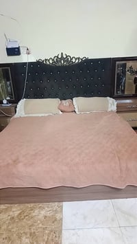 غرفة نوم • مكسورة من فوق • ضرر بسيط