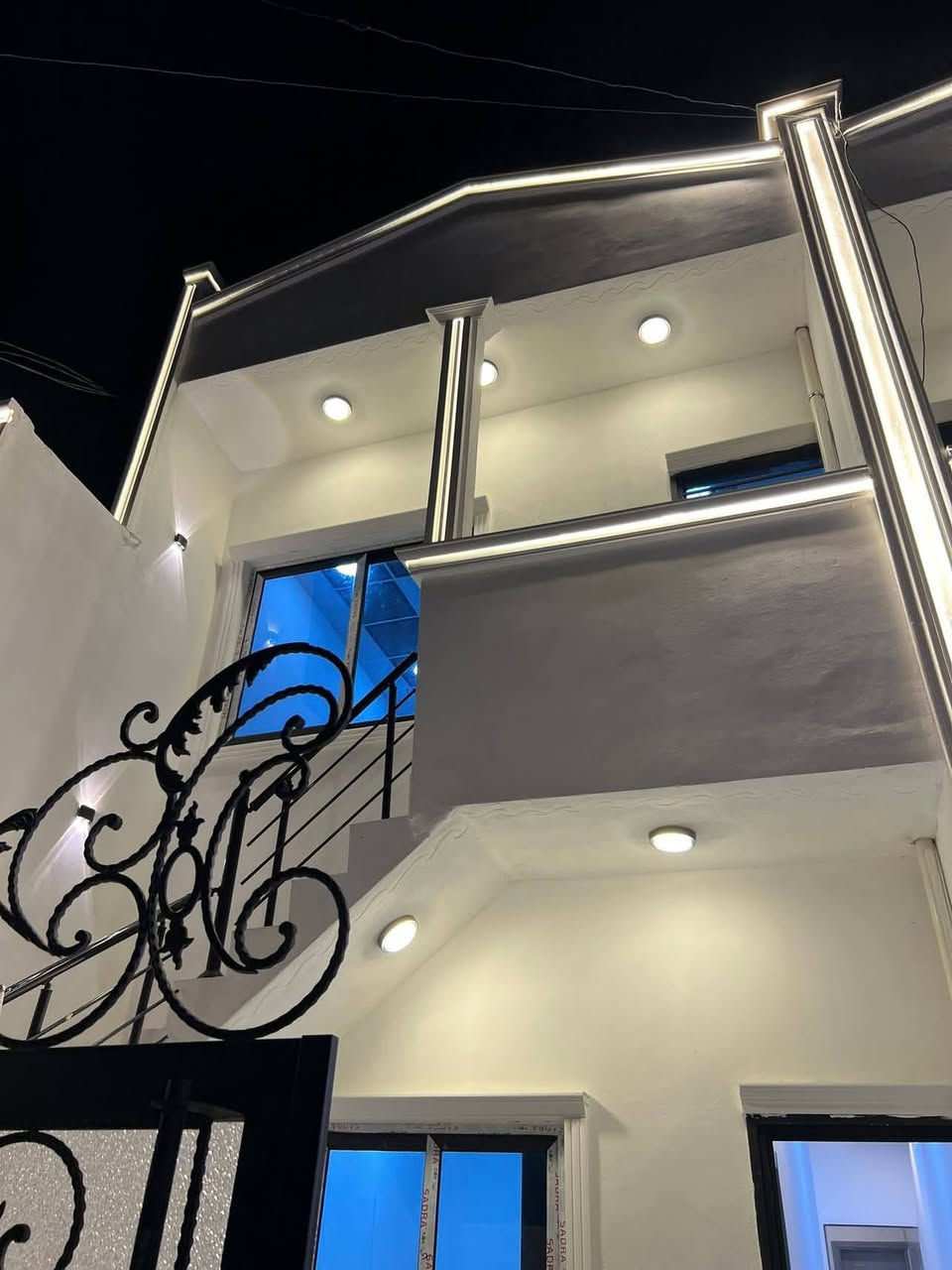 دار للبيع طابق ونص  موقع حي بدر خدمات  كامل البيت ثلث بيت من الصب شارع نضيف ابو كرار  شارع مدرسه علي شاهين مقابل باب المدرسه سعر 50وبي مجال  مساحه البيت 110
 يتكون البيت من استقبال صاله مطبخ وغرفه نوم صحيات  توابيت وغربي داخل و خارجي موجود توابيت شرقي  طابق الثاني غرفه نوم واجهيه فلين شبابيك لمنيوم سلايت  أبواب خشب تركي تبريد مركزي محجرات البيت جاهز اي ستفسار اتصال ***********
*********** كركوك, العراق
