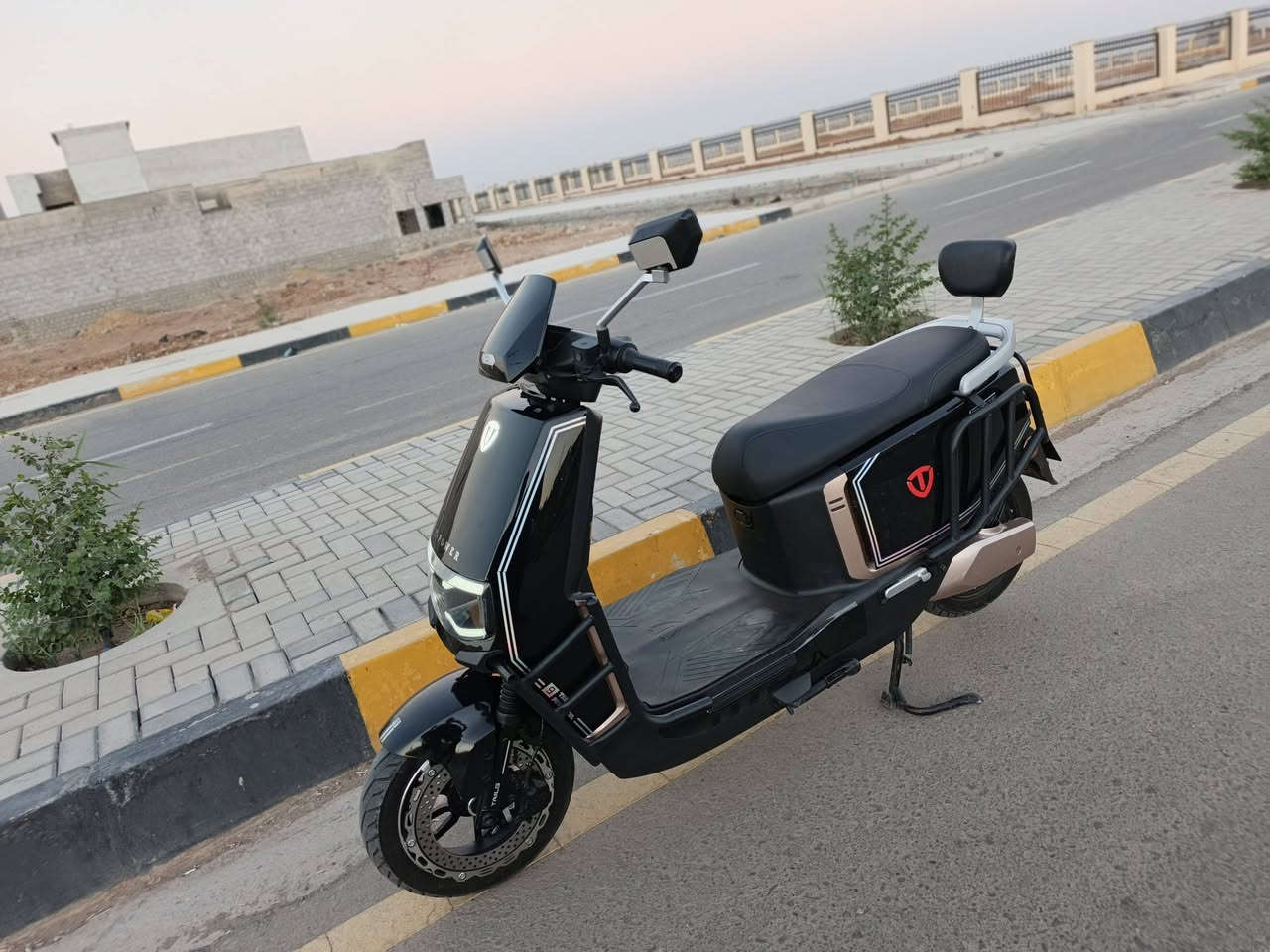 السلام عليكم
تايلج تيسلا
ماطور فول نضافة 
بطاريات شرط 
دبل بصمة 
السعر مليون 175
***********
***********
