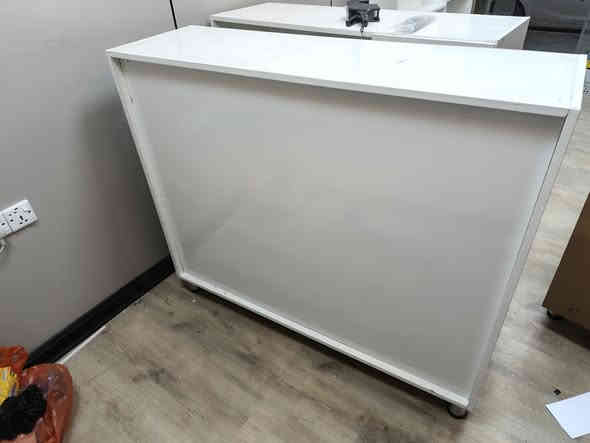 يتوفر فاترينات عدد ٢ مع زاوية وميز رسبشن 
الفاترينات 
الارتفاع مترين ونص 
العرض متر 
العمق ٢٠ سنتمتر
الزاوية ٦٠× ٦٠ سنتمتر 
الميز 
الارتفاع متر و ٢٠ 
والعرض متر و٢٠ 
اللون أبيض 
نظيفات كلش 
المكان بغداد 
للاستفسار 
***********
