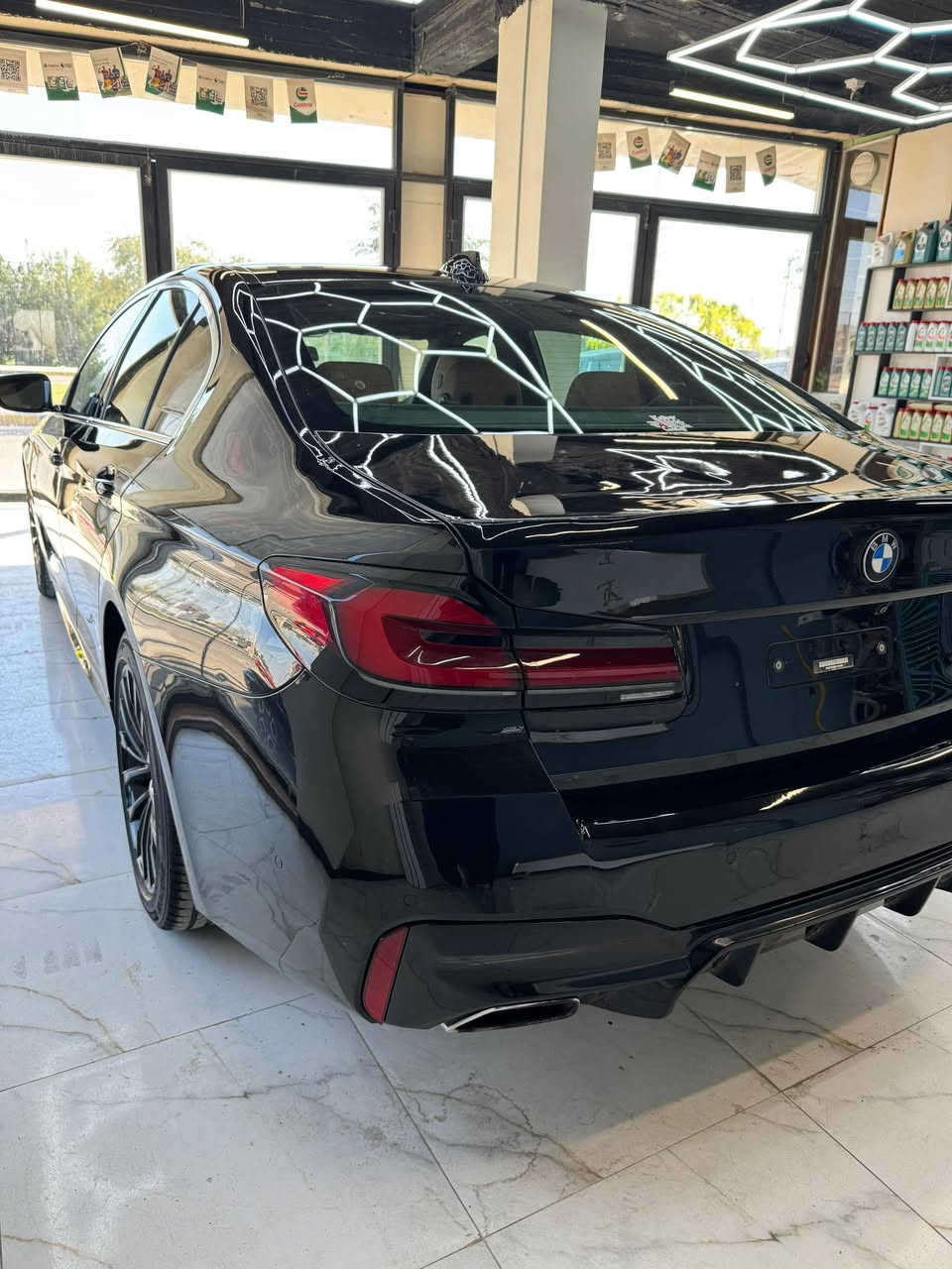 بي ام دبليو حجم 530i فووول 

اربعة سلندر تون توربو تو ويل

موديل 2022 ماشيه حالياً 56 الف مايل مشيها ب الاردن مو هنا ب العراق 

السعر 31،000$

صور سونار و حادث واتساب او خاص 

ضرر جاملغ وبنيد سطحي جدا

 بدون دواخل بدون شاصي بدون لغود 

بيهة بجنطة بارد معدل و تكحيل  ع كدة

ايرباك دركة فقط و راجع سستيم بلادي مبدل بشركة 

السياره جديده جدا بحالة جيدة

🟡صفر مسج

عليها كت M عدا الستيرن

ودفيوزر وسبايدر  و شباك ليد 

و لحية قبل كم يوم شديتها

داخل قرميدي اصلي

هيد اب دسيبلي

رادارات امامي وجانبي

نقاط عمياء 

داتا شو  ⚠️

سستم صوت هارمان كاردن 

حساسات 360 “

جنطه كهرباء 

كشنات هيتر 

⁠كشنات خزن ميموري 

 ردار امامي + جانبي.

جميع الابوب بصمة 

تشغيل عن بعد 

كيج الالكتروني رقمي 

قيادة ذاتية و تحديد مسار 

السياره بالكارتون بدون اي نقص وملاحظات جديده جدا وشكلها كدامكم رقم شمالي وتحويل مباشر سيارة باسمي 

مكانها بغداد حي العدل 
*********** اتصال او واتس اب
