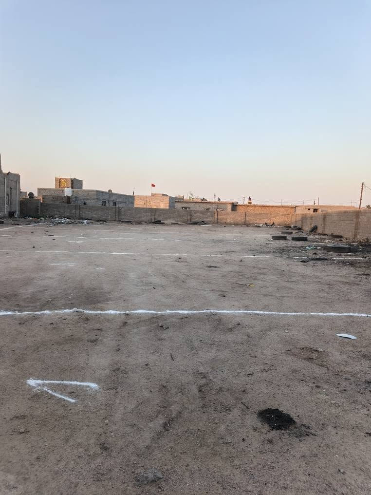 السلام عليكم ورحمة الله وبركاته 
يوجد لدينا قطعه ارض للبيع المساحه 1000 متر 
تريدها كلها او قطعه قطعتين عادي 
ماء وكهرباء وشارع 10 متر عقد زراعي البصره الزبير خلف المعارض السيارات السعر 20 مليون 
رقم الهاتف *********** ابو محمد الزبير, البصرة

