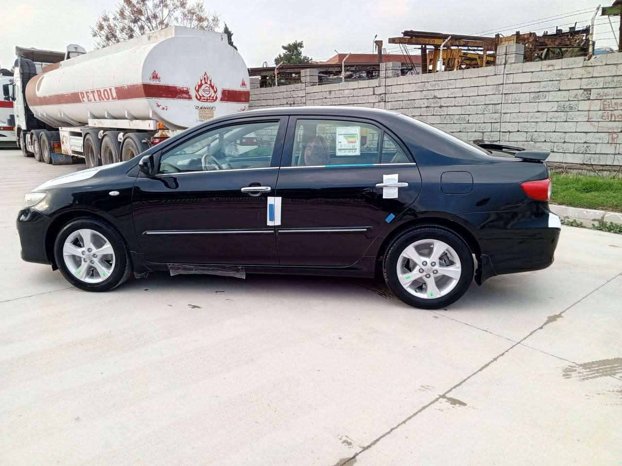 السلام عليكم للبيع تيوتا كورلا 2013لون اسود خليجي بيه صبغ قطعتين جاملغ وبنيد بدون دواخل بدون ايرباك كفاله  وبيه بارد بسيط سياره كلش حلوه وجديده ماشيه 91الف حقيقي وعل ايد وحده من لشركه مواصفات نص داخل صاج تحكمات ستيرن  ويل كروم حساس خلفي يدات نيكل بلاجكتور مواصفات كلش حلوه سياره جاهزه دينار نقص مابيه محرك 1800كفاله عل وضع لشركه كير محرك تبريد كله بشرط مامفتوح برغي منه صدر امامي خلفي جديد تخم تايرات جديد سبير عدا كتلوك سويجات ثنين شركه سنويه ارقام كله جديد وبسمي تحويل بنفس ليوم مكان السياره بسليمانيه السعر 126وبيه مجال بسيط الشراي يخابر ***********
