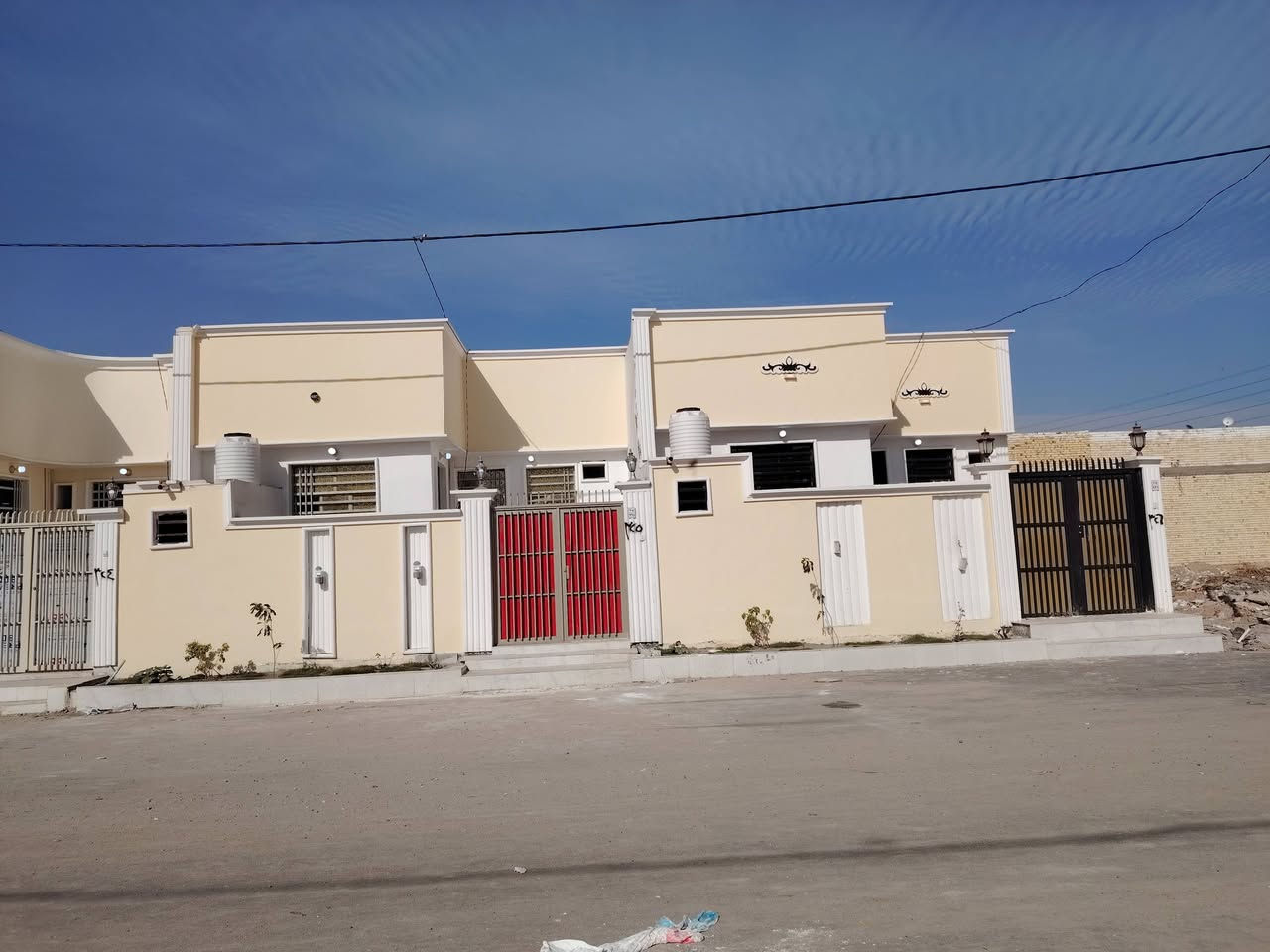 ***********يعلن مكتب النور العقار عمود262   بيت مقابل قرية الغدير شارع المطار
تفاصيل البيت 👇👇المساحه 150متر عرض شارع 17متر اناره جيهتين معا كافت الخدمات
#استقبال  
#غرف نوم عدد 2
#وصاله عدد 1
#حمامات عدد 2 سعره 60مليون قريب علا شارع صب 
#ملاحضة البيت بناء 2025
سند 25
#شارع عرض 17 متر
ماء+كهرباء+كيبل ضوئي مقابيل +مولده+مدارس حكوميه واهليه ومول تسوق منزلي 

جميع الخدمات متوفره
للاتصال 
***********واتساب
