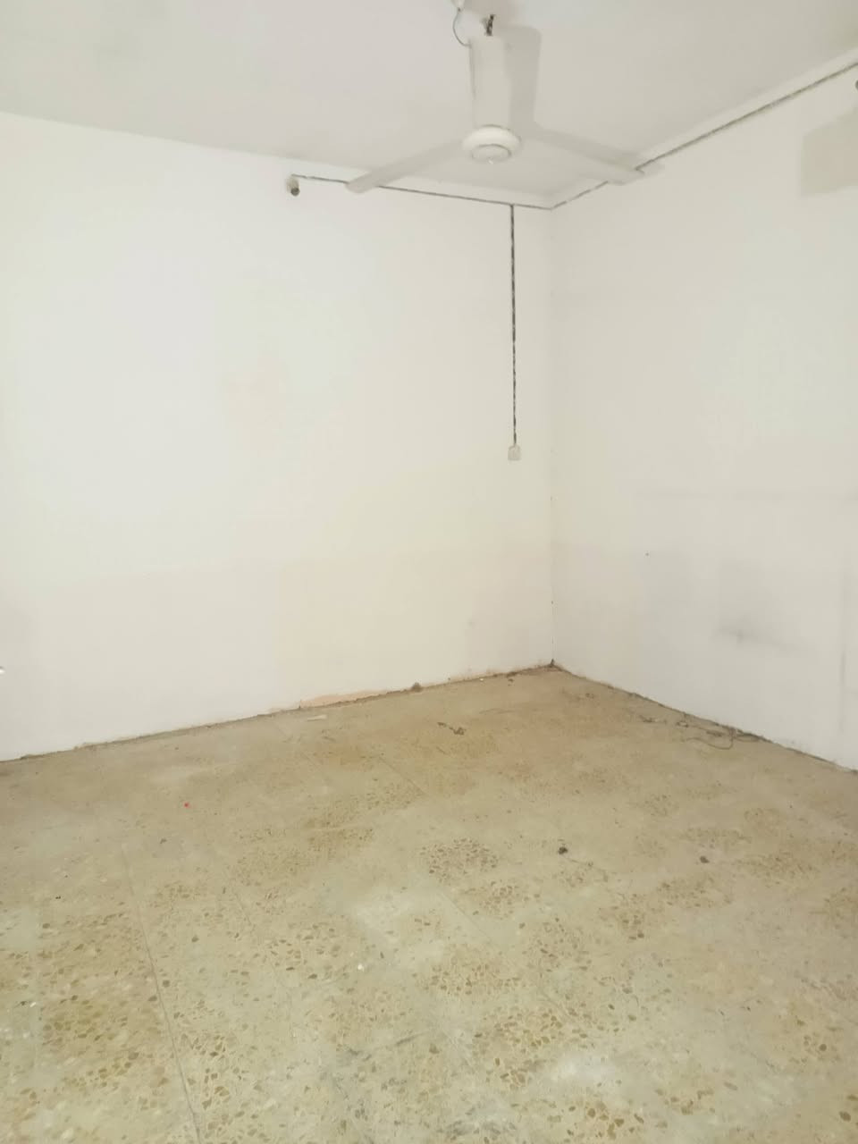 ياالله 

يوجد لدينا بيت للايجار حي ميسان خلف شارع الكيات قرب شارع العسكري مساحه 110متر مربع يحتوي على غرفه وصاله واستقبال ومطبخ وصحيات سعر الايجار 300الف مقدمه شهرين واصل ماء وكهرباء 

للاستفسار والمعلومات الاتصال بنا ع الارقام التاليه 

***********

***********

***********

او مراجعه مكتب ألروان للوساطه العقاريه والمقاولات العامه 

عنوان المكتب حي ميسان ع الشريط قرب صيدليه الشراع مقابل الاستداره مباشر 

عندك بيت عرصه للبيع راسلنه وات ساب وتدلل
