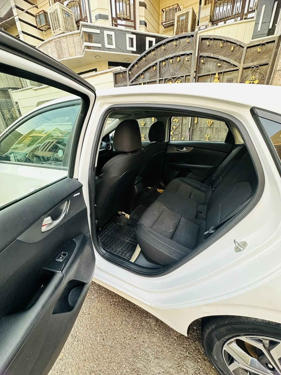 سلام عليكم للبيع فورتي 2019 كير مبدل AT المرغوب رقم بغداد بسمي الجديد هزه جديده سياره جاهزه شوفت عينك بيها بنيد وجاملغ ماشيه 84 السعر 124 مكاني بغداد حي الجهاد للاستفسار ***********
