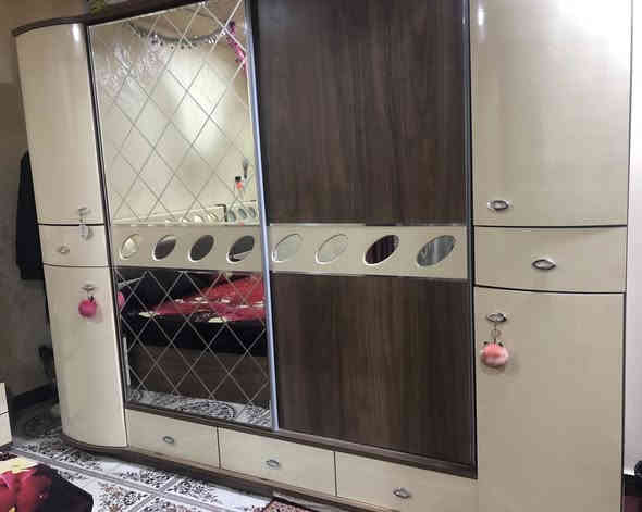 غرفة نوم ماليزية مكونة من خمس قطع 
نظيفة جداً، استعمال بسيط، بدون أي تلف أو كسر.
السعر  ١,٣٠٠,٠٠٠ دينار  للجادين فقط التواصل عبر الخاص 
الموقع: البصرة / إبي الخصيب/ مهيجران
