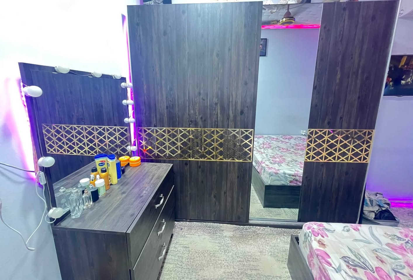 غرفه نوم اخشاب ٦ قطع
السعر ٣٣٠ بدون الفراش
العنوان مجمع  بسمايه
***********
