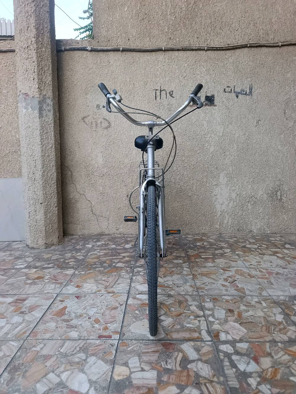 هذا البايسكل من ماركة "شيمانو"، مثالي للتنقل اليومي والرحلات القصيرة داخل المدينة. التصميم الأنيق والإطار المتين يجعلان من استخدامه تجربة مريحة وآمنة. يحتوي على ناقل حركة داخلي لسهولة التبديل بين السرعات وفقًا للحاجة. توفر السلة الخلفية مزيدًا من المساحة لحمل الأغراض الشخصية بسهولة.