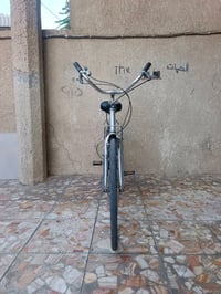 هذا البايسكل من ماركة "شيمانو"، مثالي للتنقل اليومي والرحلات القصيرة د...