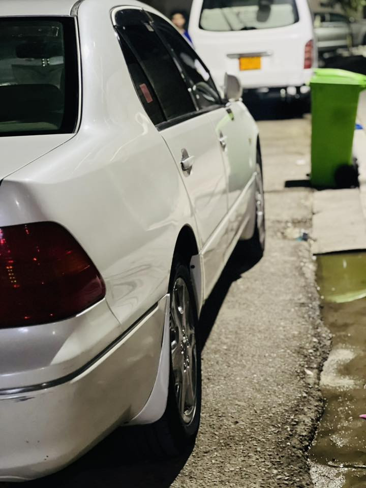 السلام عليكم سياره لكزس 2001كفاله عامه سياره نضيفه كشنات كهرباىي 
تحكم ستيرن  
ويل كروم 
بيبان شفط 
تنته سياره بيهاا هواي موصفات سعر 110
هـ***********
