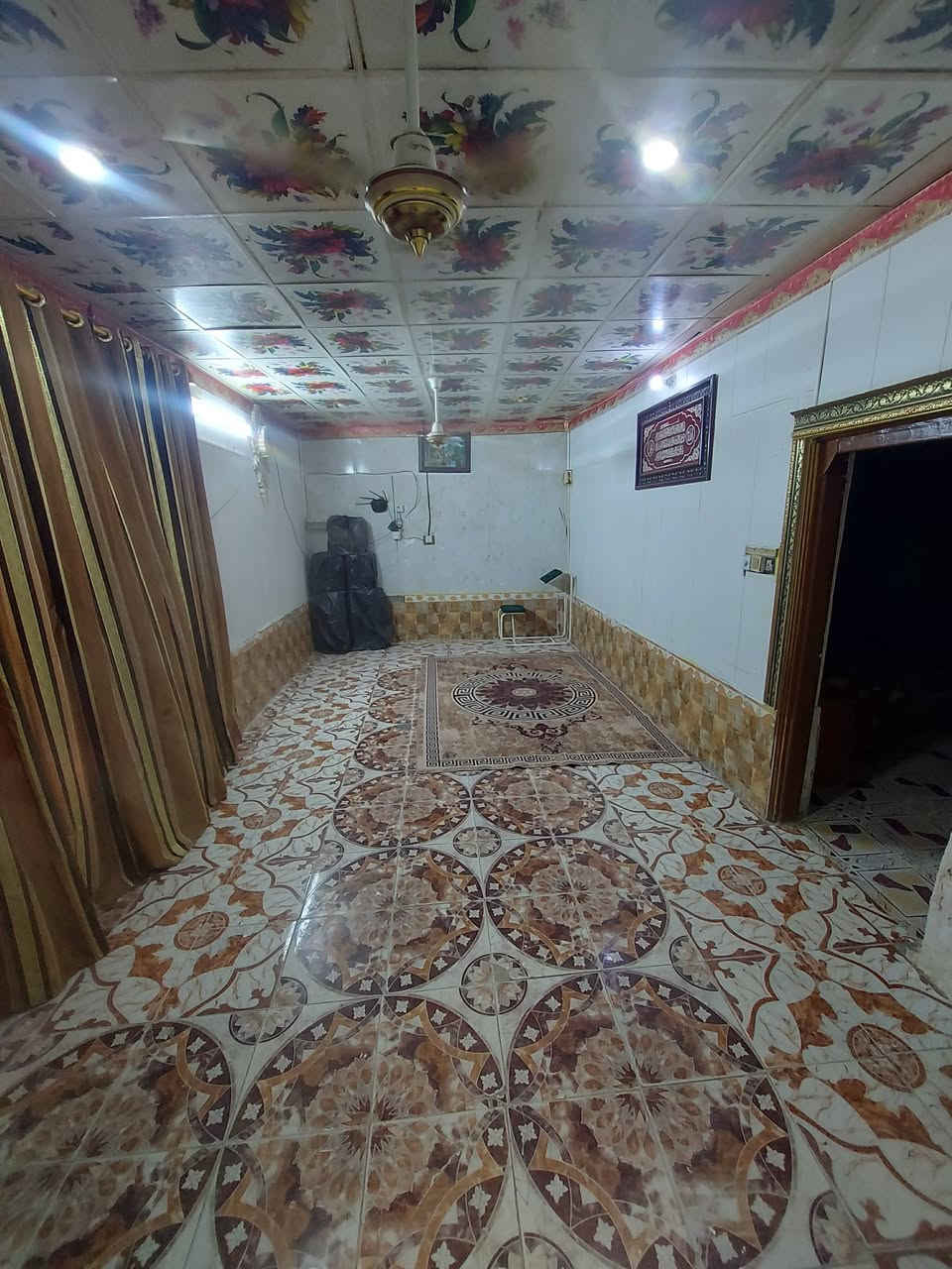 دار للبيع زراعي سند 25 مسجل بلدية 
مشمول بالتطويب وبي وصل
المساحة 250 واجهة 15 نزال 17
يحتوي على غرف عدد 2
صالة و استقبال مطبخ حار + بارد
العنوان الديوانية طريق السنيه عمود 637
يبعد عن الشارع 200 متر منطقة مخدومة
عوزها بس تبليط السعر 31 وبي مجال

الشراي يتصل 
***********
***********
