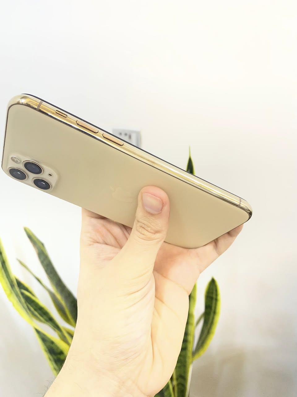 أيفون 11 برو نظيف بدون شخوط 
شرق اوسط 
النموذج M
البطارية 83 بلادية
الذاكره 64 
فيس ايدي شغال ( بصمة وجه ) 
مستبدل شاشة اصلية فقط 
مابي اي خلل كامرات صوت نت اتصال كلشي شغال 
السعر  245 وبي مجال 
عنواني بغداد حي اور ***********
