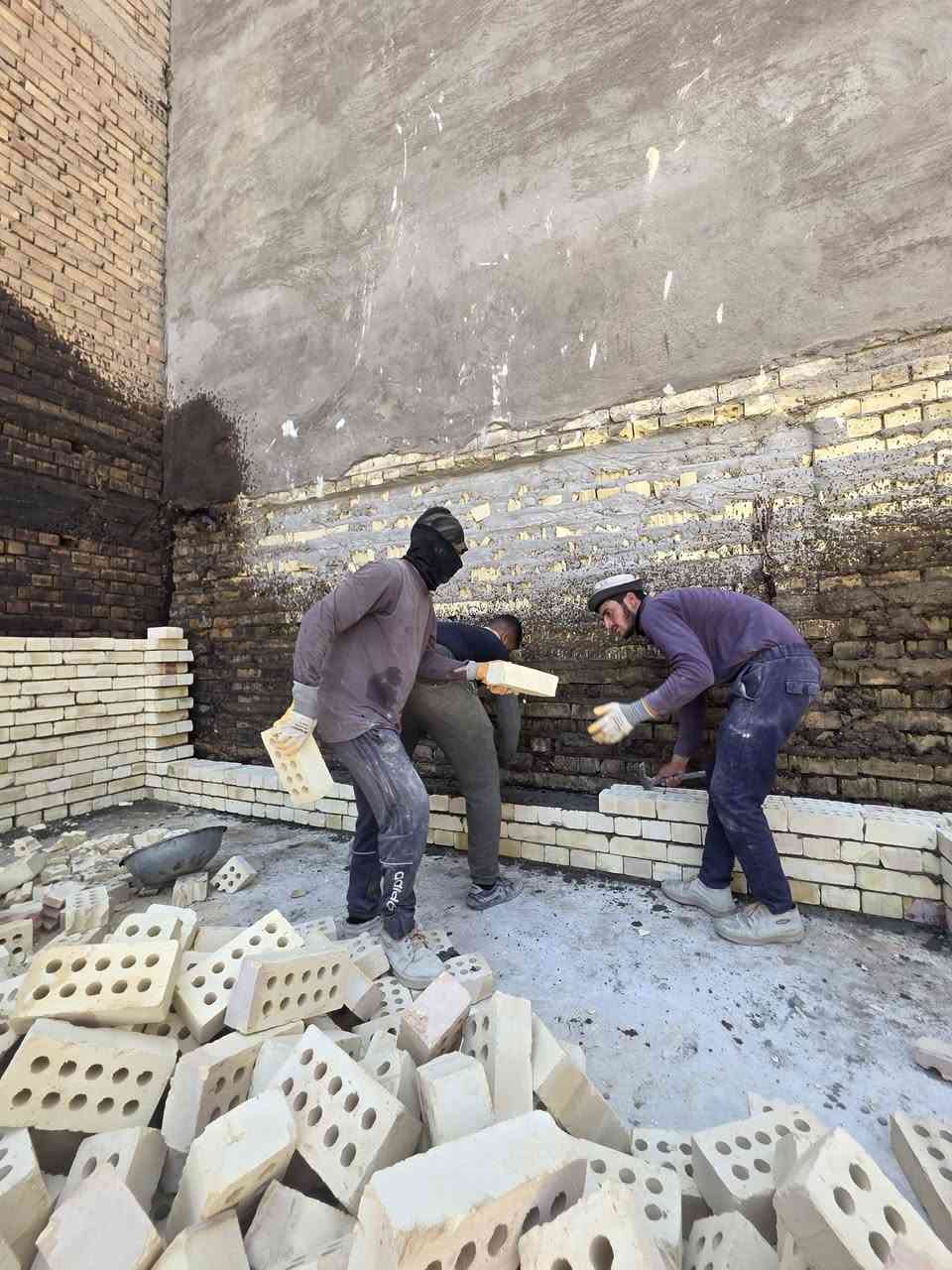 على بركة الله  
مكتب حمورابي لمقاولات البناء 👷‍♂️ 
المباشرة في موقع حي الجهاد 
بناء دارين بمساحة 100م لكل دار 
البناء منفصل تماما غير مشترك الأضلع
رش مبيدات + نفط أسود 
سبيس +  جلمود + حدل 
تأسيس انابيب  العمل درجة أولى 
رفت 40 سم  صب البم المركزي 
الشيش المستخدم اف اف عراقي 
الطابوق درجة أولى 
يحتوي كل دار على 
مدخلين صالة ومطبخ وخدمات وغرف نوم عدد 3 
للاستفسار والتواصل الاتصال أو واتساب على الرقم ***********
 مكتب حمورابي
