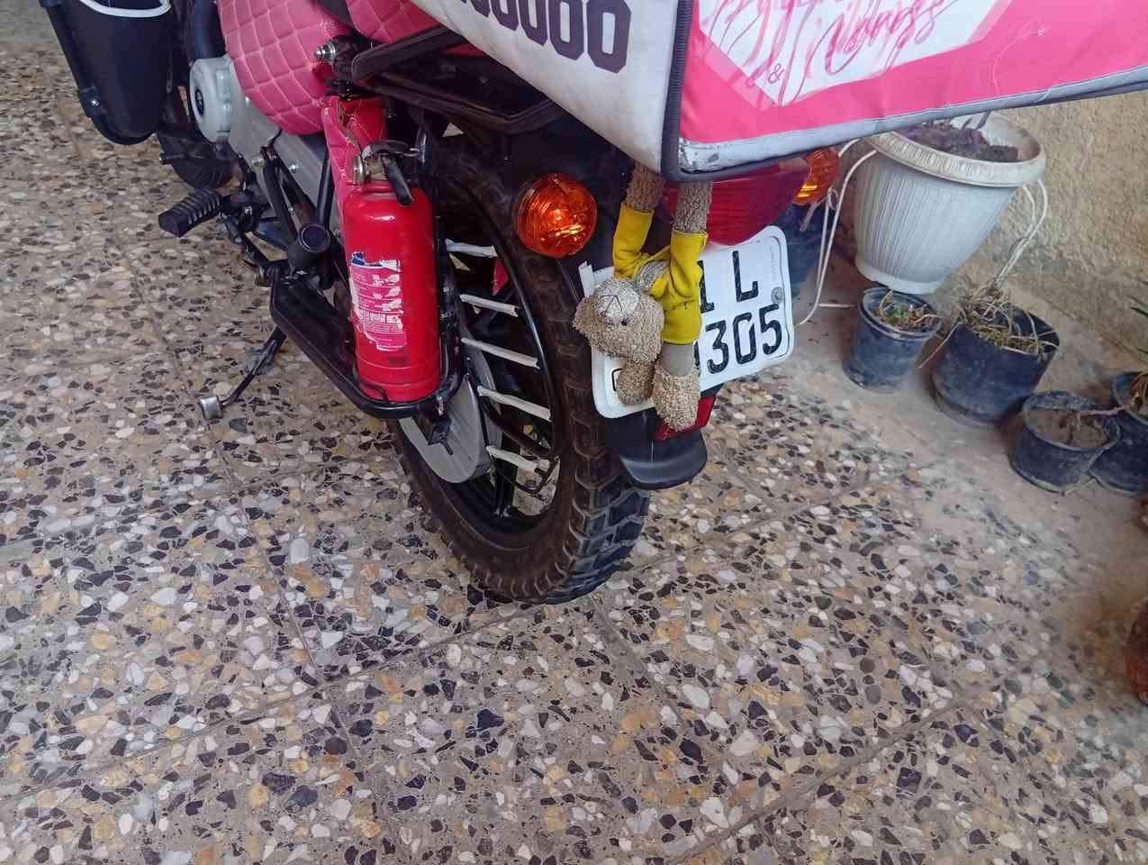 (سلام عليكم ورحمه الله وبركاته دراجه للبيع بوكسر كلاسك موديل 23طابه ب24نضافته فول واحد علا واحد ماشاء الله كهربائيه كله شغاله برغي مامفتوبيه زنون اصلي وشرط مال سيارات كفاله عامه مرقمه بغداد بسمي تحويل ثاني يوم ماشيه 27 ريده 2800وبيه مجال  مستعجل علابيعته مكاني بغداد البياع حي رساله وهاذا رقمي *********** بي واتساب متواجد علا فيس  وشكراً جزيلاً )
