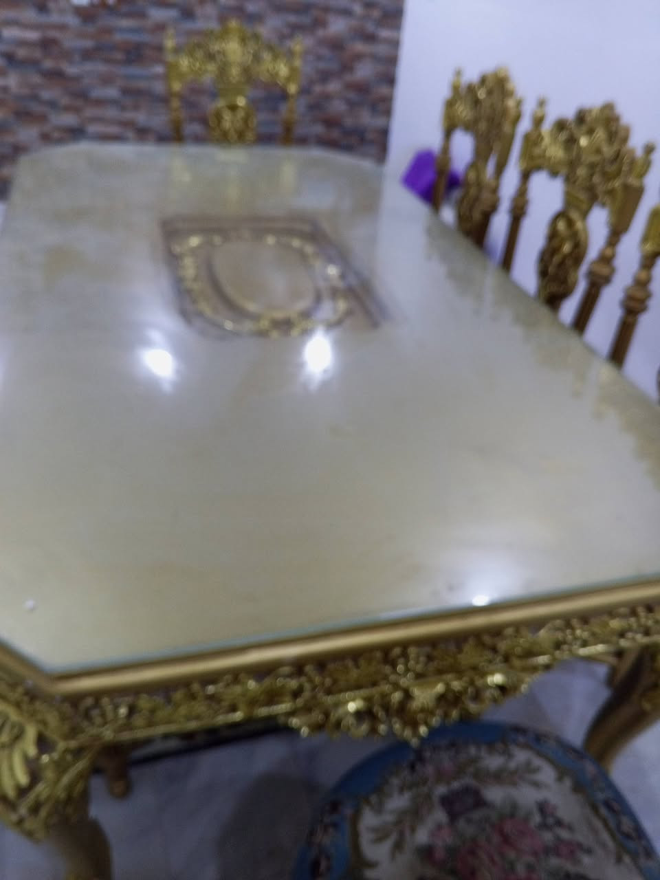 ميز ملكي يحتوي على 8كراسي
نضيف اخو الجديد  قليل الاستعمال   
سبب البيع  لعدم وجود مكان للميز 
السعر مليون دينار وبي مجال 
للتواصل ***********
