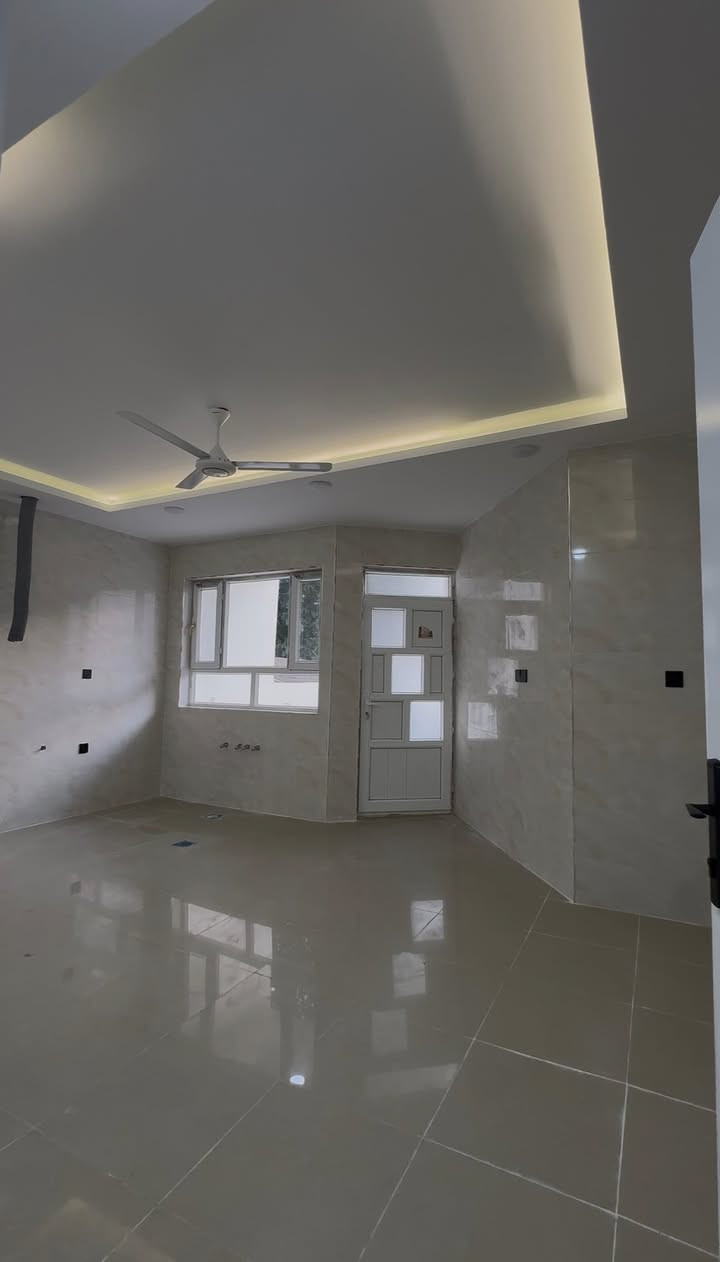 خانى بو فروتن ماسيكا دوو 
بشت مدرسا سه رده م ب دوو فرعا 
واجيهه غرب حرف تي 
مساحه 200 متر 
ايك طابق 
هاتيه ترميم كرن حساب بويه صفر 
سعر 12 دفتر و 90 ورقه ومجال 

***********
***********
