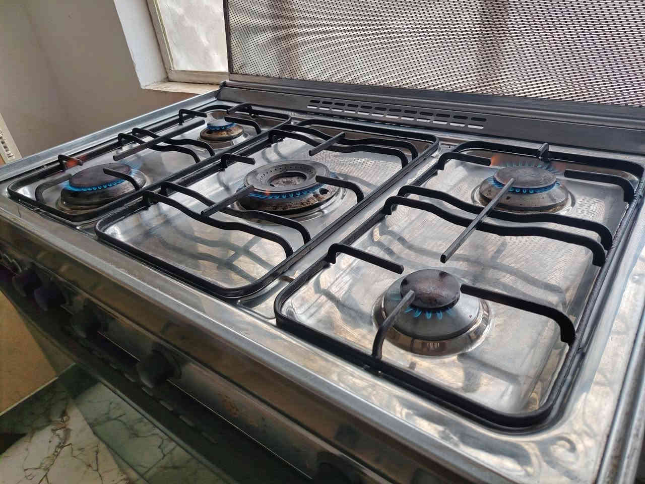 طباخ كريازي مصري نضيف كلش وكله شغال فرن وعيون السعر 225 العنوان فوك من منطقة الشوفه ***********
