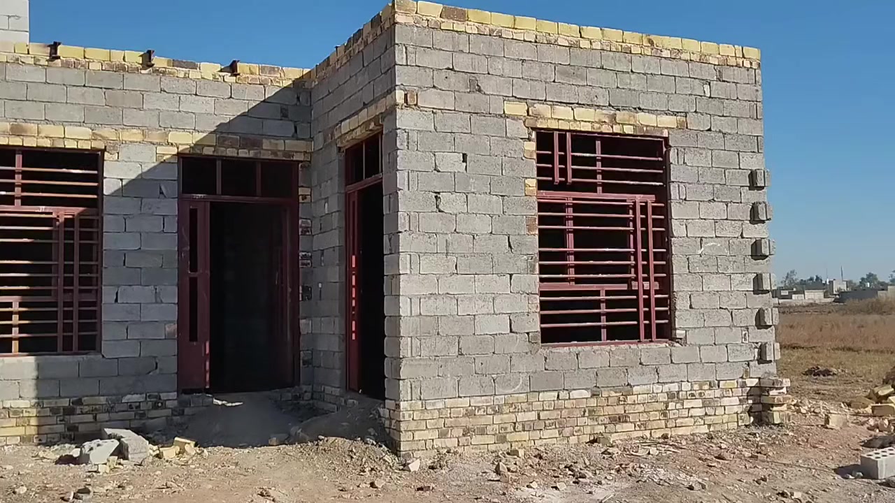 السلام عليكم بيت جاهز لسكن الموقع قرية فيصل يبعد عن المحرم 100متر المساحة 200متر الشارع الي ينزل علية 6متر السعر 28 وبيه مجال بسيط لاتصال *********** أو ***********
