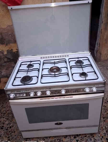 طباخ كريازي المصري الاصلي نضيف جدا مستخدم قليل خمس عيون وفرن شغال غاز وكهرباء 
العنوان بغداد الكمالية 
***********
