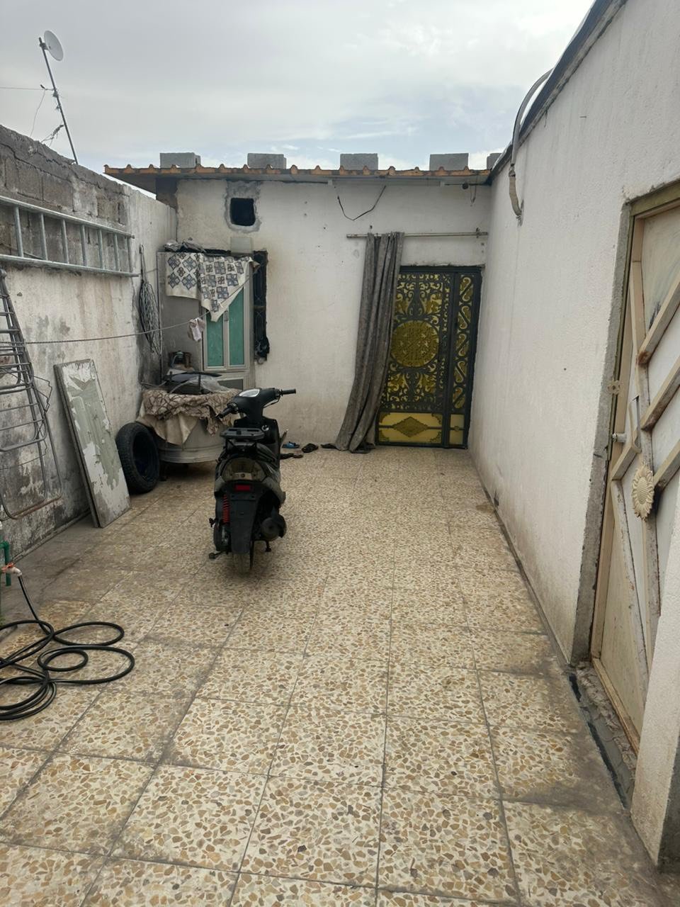بيت تجاوز منطقه الحكيميه للبيع يحتوي ع ثلاث غرف مع مطبخ كبير واستقبال كبير ودوانيه وصحيات خارجيه الاستفسار الاتصال ***********/وتساب /***********
