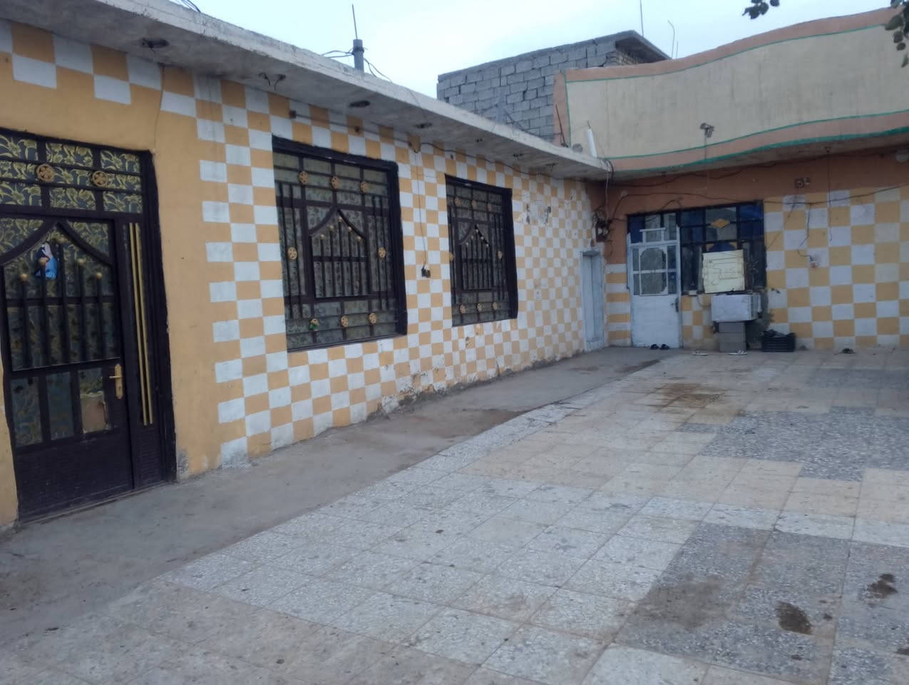 السلام عليكم بيت للبيع المساحة 650متر منطقة الحسينية المعامل غرفتين نوم 4×6 صالة 8مترات مع مطبخ 4×6 حمام داخلي  استقبالة 16متر صب مسلح مع حمامات 2 تواليتات 2 طرمة كاشي مع كراج صب مسلح مع بابين حوش  ‏‪***********‬‏ مع مساحة اضافية مع الدار
