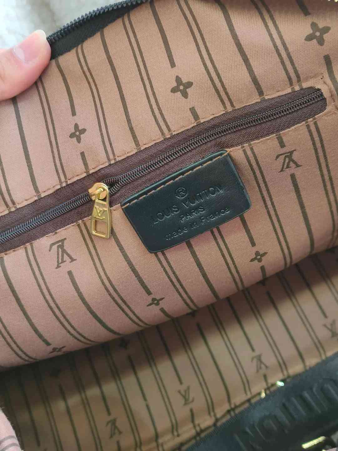 ✨ إذا تدورين على جنطة تشيل كل أغراضج وبنفس الوقت شكلها راقي... هاي هي!
👜 حقيبة ماستر كوالتي 
▪️ حجم كبير جدًا جدًا، ترهم حتى للسفر 
▪️ الجلد سوفت ويجنن 
▪️ القاعدة ثابتة ▪️ طلاء السحاب ثابت 
▪️ يجي وياها ميدالية وسير إضافي طويل 
▪️ متوفرة بـ 3 دزاينات وألوان مميزة
💰 السعر: 35 ألف دينار 
🚚 التوصيل لجميع محافظات العراق: 5 آلاف
 📸 التصوير حقيقي من داخل المحل ✨
للطلب والاستفسار راسلونا بالدايركت 💌


**إذا كنت صاحب هذا الإعلان وتريد حذفه لأي سبب، رجاءا أرسل رسالة إلى الدعم الفني**