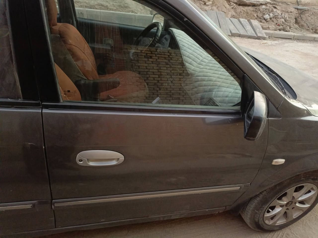 سيارة كيا كارنز موديل ٢٠٠٦ مصبوغه عام باسمي رقم دولي حدادية جيدة محرك ٢٠٠٠ دوش عندي كلوب الدهن يشتعل مرات بالسلولي واكو صوت بالمحرك والكير جيد جدا وغرفته نظيفه وكهربائياتها كله شغاله تبريد شغال وسنتر لوك كل الابواب  والسيارة بيه خياسات بالباب وجوه الباب عنواني ناصرية السعر ٥٠ ورقه هاتف ***********
