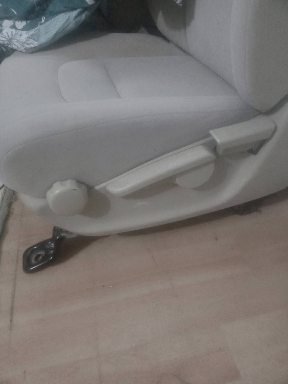 كشنات جكساره نظيف 90% نظافتهن وياهن عقل خلفي هو اكو نيكل مال باب اماميات اثنين ودكمه يمنه مال باب كامله اكو اغراض بسيطات يعني طلعن ومال حاويه ترى سماعات اماميات اثنين عدد وخلفيه واحده مال باب قائمه ***********
