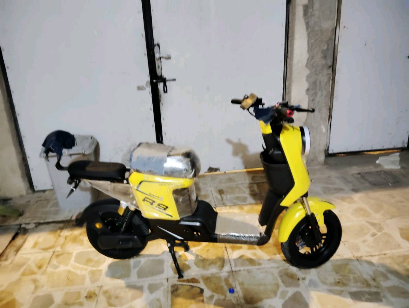 دراجة كهربائية بارزة بلون أصفر وجريء مع طراز R9. مزودة بإضاءة LED أمامية وخلفية لإضاءة الطريق في الليل. تعتبر الدراجة بحالة ممتازة مع البطارية مشحونة بالكامل وجاهزة للاستخدام. مناسبة للتنقل اليومي في المدينة بطريقة سهلة وسريعة واقتصادية.