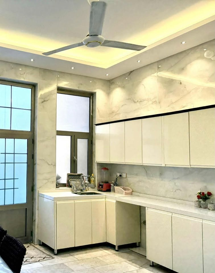 للبيع كاونتر  داخل ألمنيوم والخارج mdf  والسطح كوارتز + غرفة نوم صاج درجة اولى 
***********
