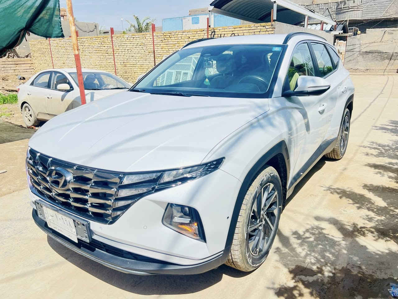 توسان 2025 (خليجي) تيربوا فول مواصفات
الحالة العامة:
النظافة: 100%  بيها قطعتين ( باب السايق وشبر بالچاملغ الامامي الي بصف السايق ) فديو موجود المنشور 
المحرك والكير ما مفتوحات ما عدا الدهن والبانزين

الممشى: 56 الف كم فقط

رقم بابل، السيارة بإسمي وتحويل مباشر.

المواصفات (فول عدا الفتحة):

المحرك - تيربوا 2000 

الكير - دكم 

السايد بريك بصمه

 التشغيل: بصمه - تشغيل عن بعد.

القيادة: 4 وضعيات قيادة (ECO - Normal - Sport - Smart).

الحساسات: حساس أمامي + حساس خلفي.

الكشنات - تدفئه تبريد 

التبريد - امامي - خلفي 

شاشه اصليه مال الشركه

منفذين  - شحنه UPS شحنه - لاسلكي UPS

المرايا: مرايات كهربائية قابلة للطي (شفط).

التحكم: تحكم ستيرن كامل تحديد مسار

غراضها موجود مالّ الشركه ( سبير - بم نفخ التايرات - ويل سبانه ) 

السعر 187 $ بيها مجال للشراي

وبيها مجال للشراي 

المكان: بابل السياحي الحصين

للتواصل (إتصال أو واتساب): ***********
