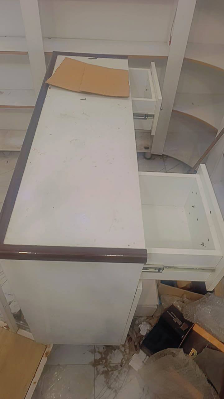 مجموعه رفوف متكامله تشتغل مكتبه  اسواق موبايلات محل اراجيل صيدليه كل شيء تشتغل عنوان واسط الكوت الخاجيه
السعر على الخاص او الاتصال ***********
