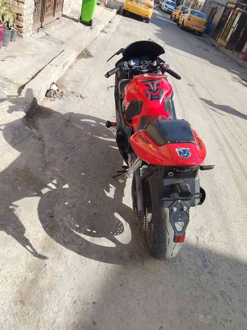 السلام عليكم دراجة افواري 2004 أوراق كاملة وياها 5 اوراق الدراجة من تحمه توصل حماوة 70 أو 80 اطفي اشغل متشتغل كهربائية كلها شغاله الكفرات كدام عينكم السعر 20 وبيها مجال قليل مكاني بغداد الشعب اخوان بس الشراي يتصل الرقم ***********
