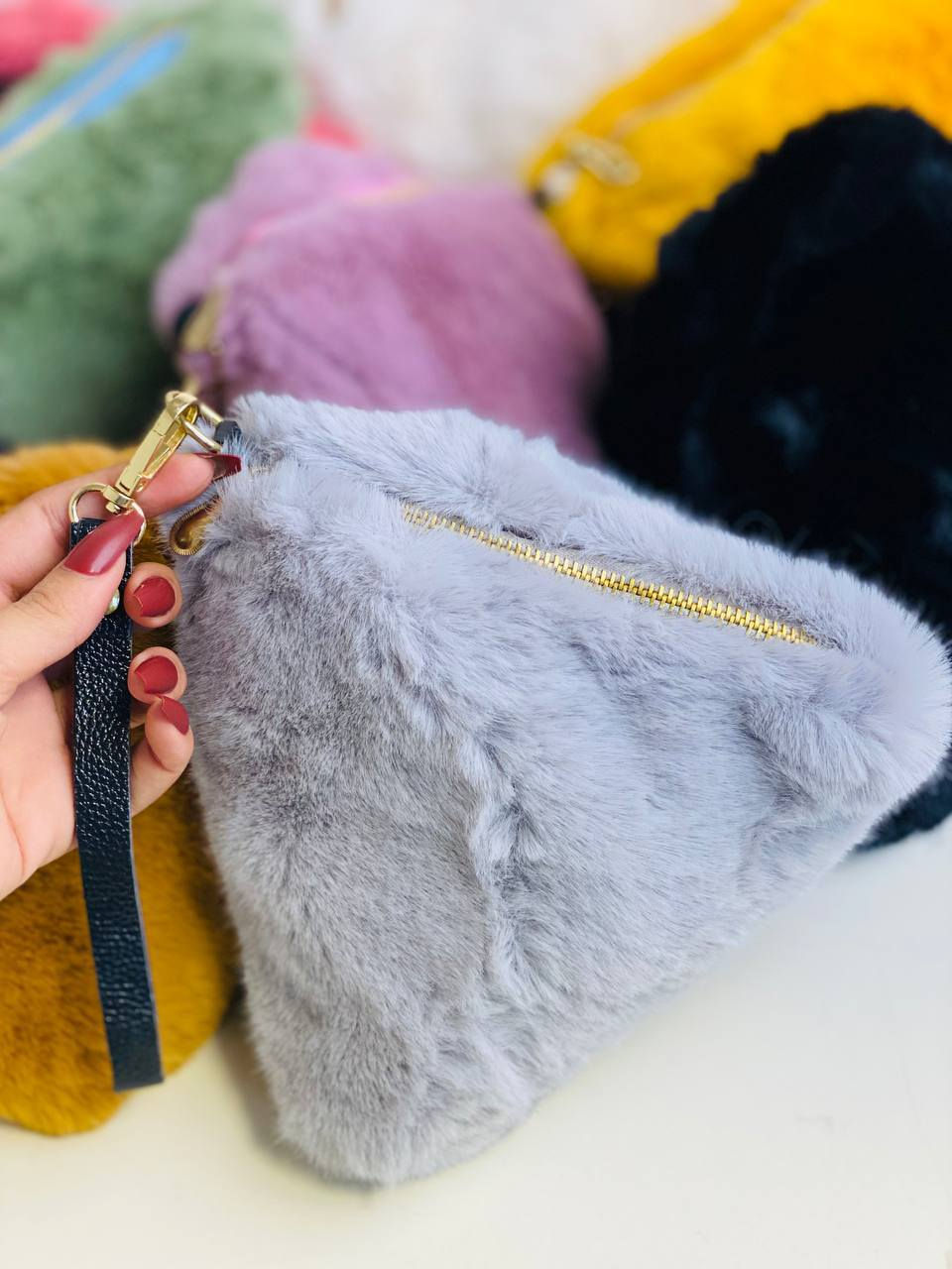 👛ترند الموسم👛

🎁حقيبة يد صغيرة من القماش الفرو 💸، مع سحاب ذهبي👛 وشريط يد أسود. 
 🔔مصنوعة من قماش خفيف الوزن ومتين

دزاين جديد لموسم 🎶2026
تركي درجة اولى 🇹🇷💯
كوالتي عالي جدا 👍♥️

🎁متوفرة ب 9 الوان 🎁

السعر 8 الاف 

🚘يوجد خدمة توصيل لجميع محافظات العراق ٤ الاف🚘


**إذا كنت صاحب هذا الإعلان وتريد حذفه لأي سبب، رجاءا أرسل رسالة إلى الدعم الفني**