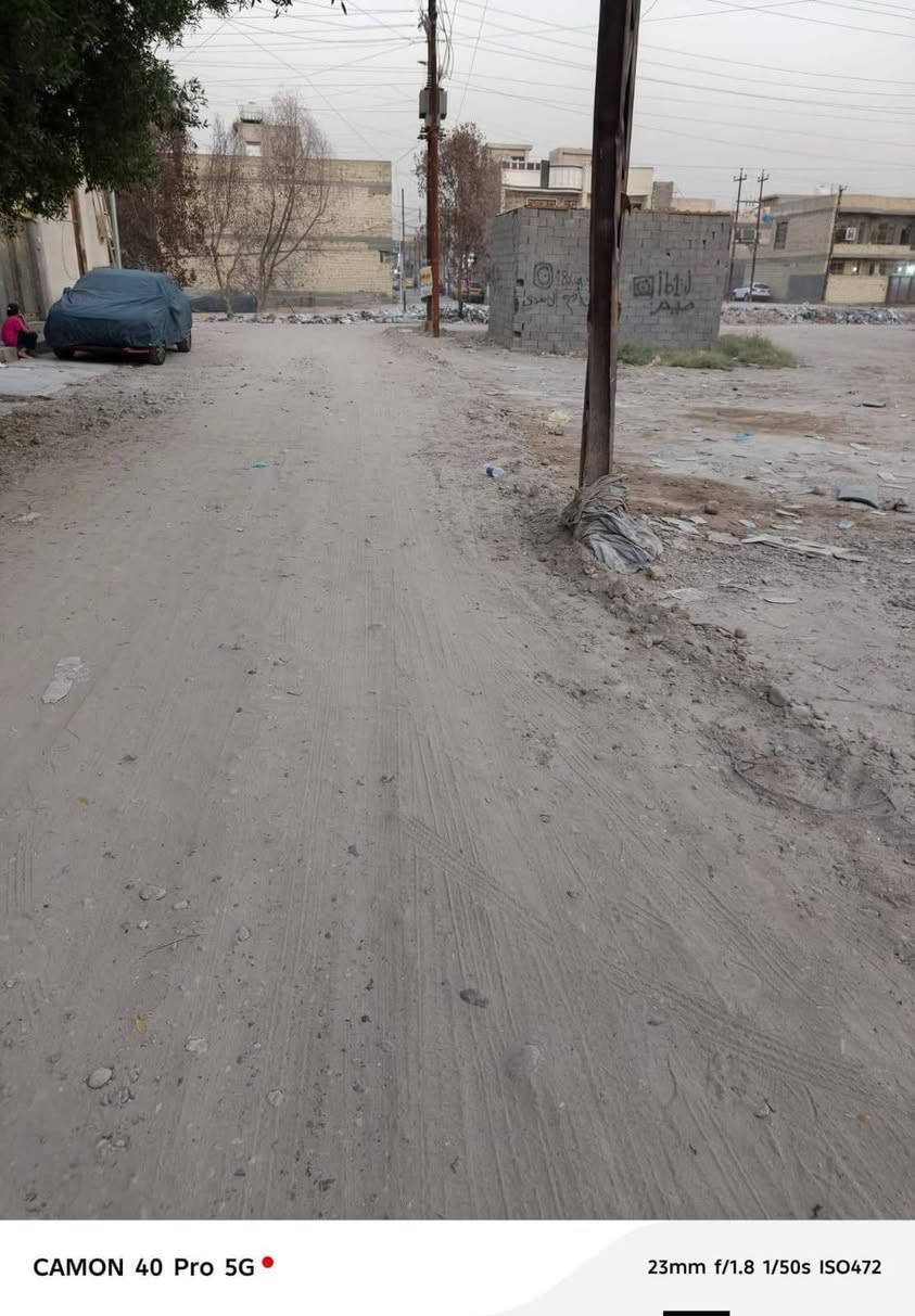 السلام عليكم قطعه ارض للبيع ✔️
السريدات القديمه بدايه مربع الربع ع الشارع  270متر ركن ع شارعين✔️
  واجه 14متر نزال 15ونص وجه ثاني أكثر نزال
سند 25 خدمات كامله السعر 68 وبيها مجال 
للاستفسار 
***********
