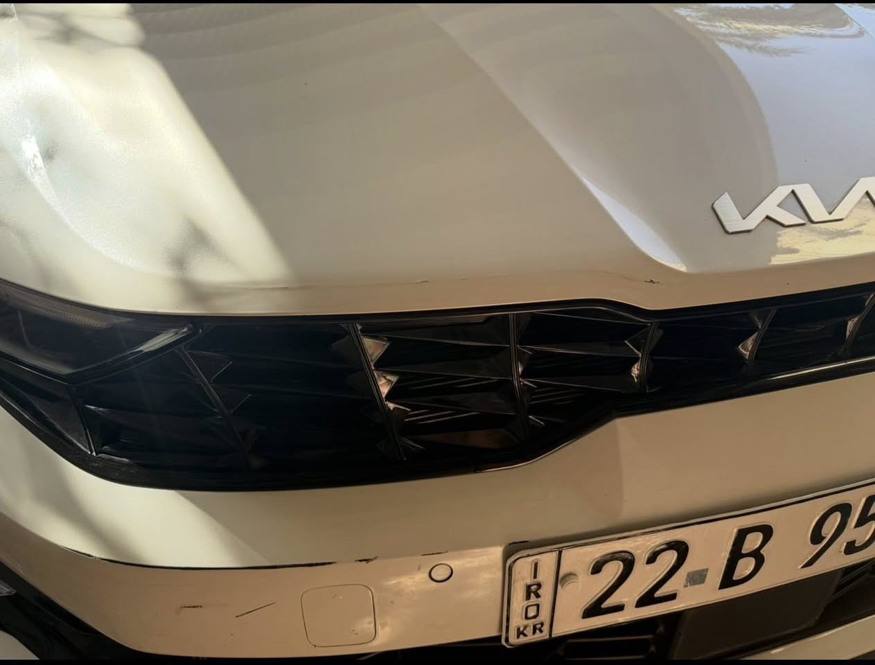 السلام عليكم اخوان
K5 موديل 2024 
Nim وكالة بعدها السيارة
باسمي السيارة 
لا زالت داخل الظمان 5 سنوات او 100,000 كيلو
ماشية 18 كيلو 
فول السيارة عدى الرادار والشاحن واير لس
بصمة + ابواب + جنطة 
بنوراما 
تبريد قطعتين 
شاشة متصل قطعة وحدة 
كشنات جلد ومغلفهن محافظ ع كشناتها
وضعيات قيادة 
كروس سرعة 
ويل 17 + حساس مو مثل القديم 
داخل لونين كريمي واسود 
شاشة كار بلي الاصلية 
مكينة 2500GDI
السيارة رقم اربيل 
وخليجية للي ميعرف داوضح كلشي 
السيارة بيها بارد بالبنيد ورصعة خفيفة بالباب خلف السائق ترجع PDR بورقة 
يعني بين قوسين السيارة مال بيت 
معروضة 22600$ 
اريد مراوس بجالنجر ٢٢ ٢٣ حادث بصيط v6 فول موصفات
متوفر واتس ***********
