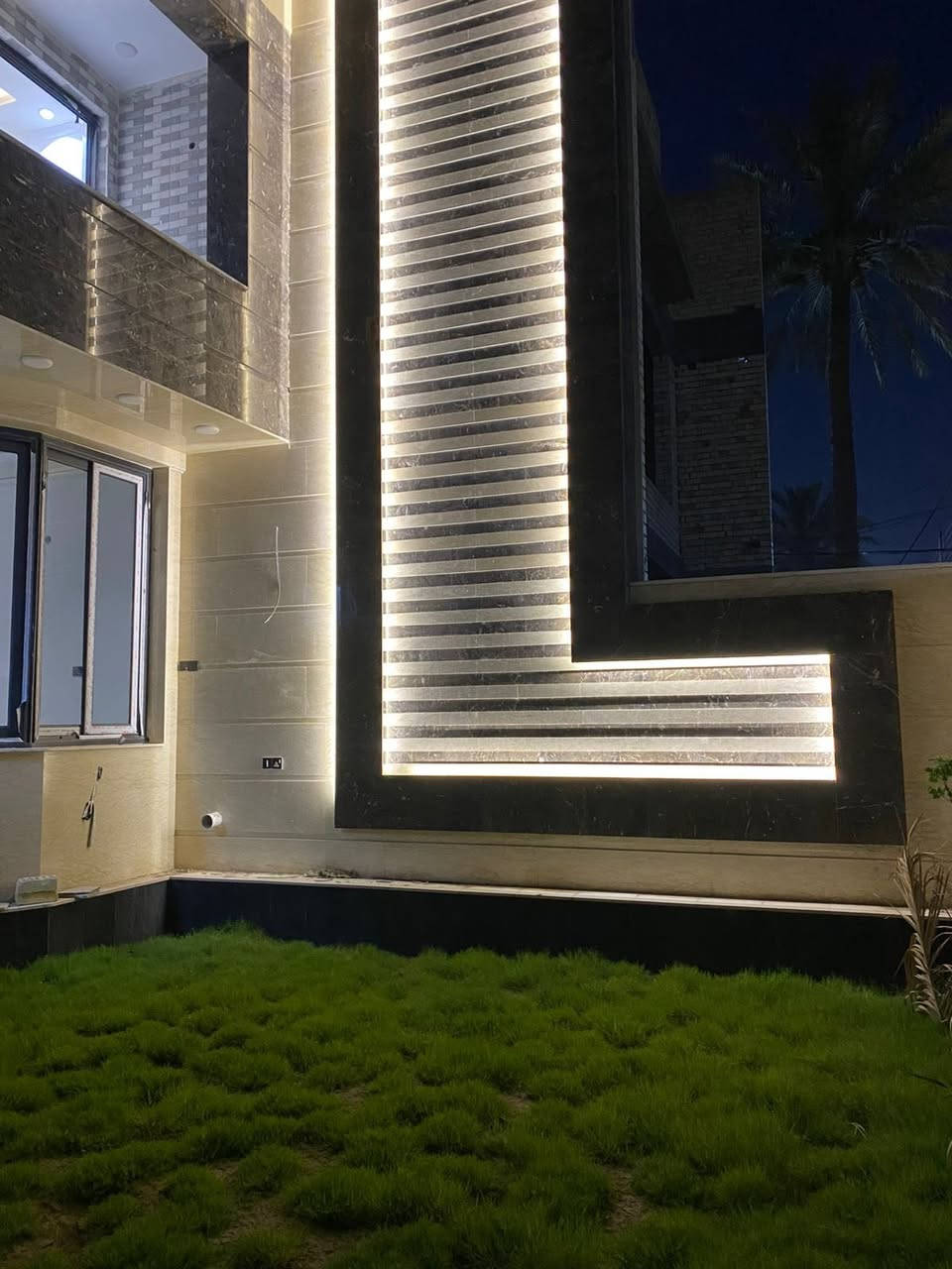 بيت للبيع حي ١٧ تموز مساحه٣١٥  غرف نوم ٦ و ٧ صحيات حديقه داخليه وخارجيه واجها مرمر لتواصل خاص او الارقام التالية 
***********
***********
