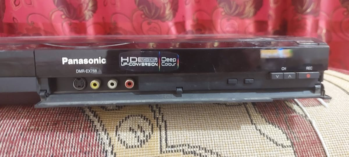 جهاز دي في دي 
هذا الجهاز هو Panasonic DMR-EX768، وهو مسجل DVD مع قرص صلب مدمج. 
سعة التخزين: يحتوي على قرص صلب (HDD) بسعة 160 جيجابايت لتسجيل البرامج التلفزيونية والأفلام. 
دقة الفيديو: يدعم رفع دقة الفيديو (Up-conversion) إلى 1080p عبر منفذ HDMI لعرض صورة عالية الوضوح. 
تقنية الألوان: يدعم تقنية Deep Colour لتحسين جودة الألوان ودقتها. 
ميزات إضافية: يتضمن موالف Freeview مدمج، ويسمح بنقل التسجيلات من القرص الصلب إلى أقراص DVD. 
السعر ٥٠
***********
