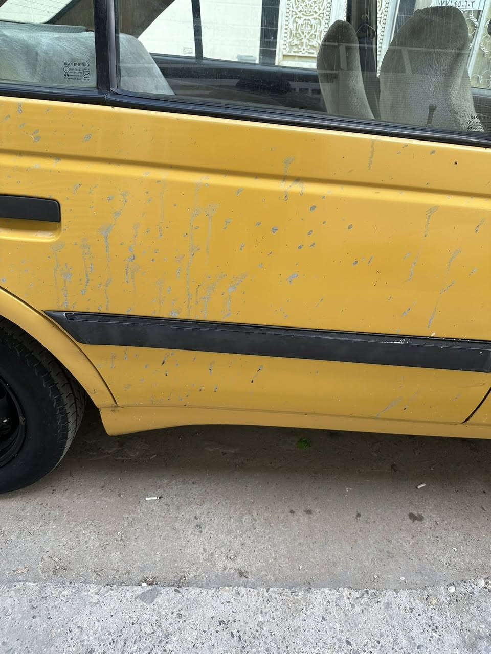 بيجو 405
موديل 2013 
مكينة 2000 
سيارة بلادية بيها فقط خشم الجاملغ الخلفي وبطش بل باب الخلفي عكس السائق مثل ما موضح ب الصور 
رقم بغداد ب اسمي تحويل مباشر 
مكاني بلديات. سعر 32 
***********
