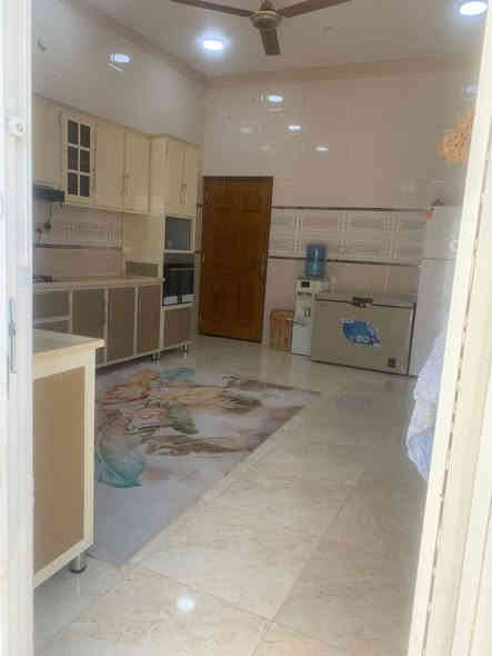 بيت مساحة 550 متر مربع طابو زراعي
بيت جديد سنة البناء 2023
 يحتوي على ثلاث غرف نوم ومطبخ واستقبال وهول معزول ومدخل كلدور حمام كبير مشترك شرقي وغربي درج دوار بيتونه/بلكونة كونكريت البيت جاهز للسكن + ماء وكهرباء 
(البيت يباع مع الاثاث او بدون اثاث) 
مساحة الاستقبال 7×4  مساحه الهول 6×4 مساحة الصاله الموزع 7×4ونص مساحة  6×4 الغرفة الثالثة صغيرة تصلح مخزن وتصلح غرفة منام مساحه 4ونص×3 
 قريب على الشارع العالم المنطقة البصره قرب البترو كمياويات

تواصل واستفسار على الارقام التالية
***********
***********
