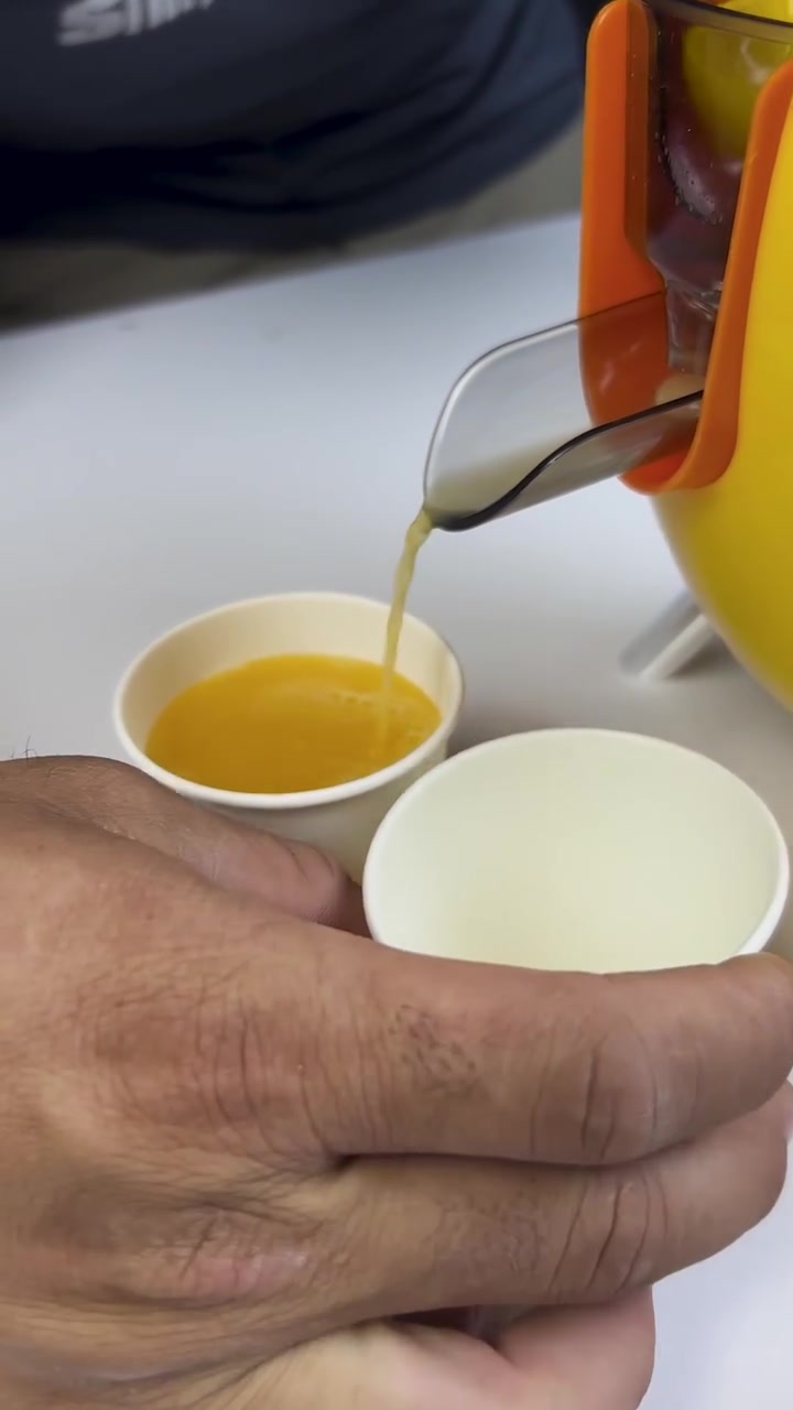 العصارة الكهربائية 💛🍹
المواصفات والسعر 👇🏻 

عصارة قوية 300 واط تعطيك كل قطرة من الحمضيات 🍋
ذراع ضغط سهل الاستخدام وفوهة مانعة للتنقيط ✨
مخروطان لجميع الأحجام، قطع قابلة للغسل في غسالة الصحون 🧼
خالية من BPA وصحية على طول! 💪

🍹 استمتع بعصيرك اليومي بكل سهولة وفرحة

المواصفات:
بمحرك قوي جداً

تمنح أقصى استخراج للعصير من البرتقال، الليمون، الجريب فروت وغيرها من ثمار الحمضيات.

تأتي مع مخروطين بأحجام مختلفة لتناسب الفواكه الكبيرة والصغيرة، بينما يضمن الذراع الضاغط العصري سهولة الضغط دون أي مجهود يُذكر.

تتميز بفوهة مانعة للتنقيط للحفاظ على نظافة سطح العمل، ومصفاة مصنوعة من الفولاذ المقاوم للصدأ تمنحك المتانة والاستخدام طويل الأمد.

كل الأجزاء قابلة للفك وآمنة للغسيل في غسالة الصحون، مما يجعل عملية التنظيف سهلة وسريعة.

موتور قوي 300 واط لعصير مثالي

ذراع ضغط مريح يقلل الجهد أثناء الاستخدام
مخروطان بأحجام مختلفة لجميع أنواع الحمضيات

فوهة مانعة للتنقيط تمنع الانسكاب

مصفاة ستانلس ستيل متينة ومقاومة للصدأ

أقدام مانعة للانزلاق لثبات الجهاز أثناء التشغيل

خالية من مادة BPA الضارة

جميع القطع قابلة للفك وآمنة للغسل في غسالة الصحون

الابعاد : الطول 23cm ‘ العرض 17cm ‘ الارتفاع 24cm

السعر 
22٫000 دينار عراقي بس 🌿 
الدفع عند الاستلام، توصيل سريع وأمن لجميع محافظات العراق 🚚 ✨

تواصل ويانا أو أطلب المنتج من الرابط أدناه 👇🏻 
https://rolemall.com/?strung=I0aE9tzgootquality4784

 #عصارة #عصير #خلاط #صيف #منعش #بيع #للببع #عرض #عروض #شغلات #shaghlat


**إذا كنت صاحب هذا الإعلان وتريد حذفه لأي سبب، رجاءا أرسل رسالة إلى الدعم الفني**