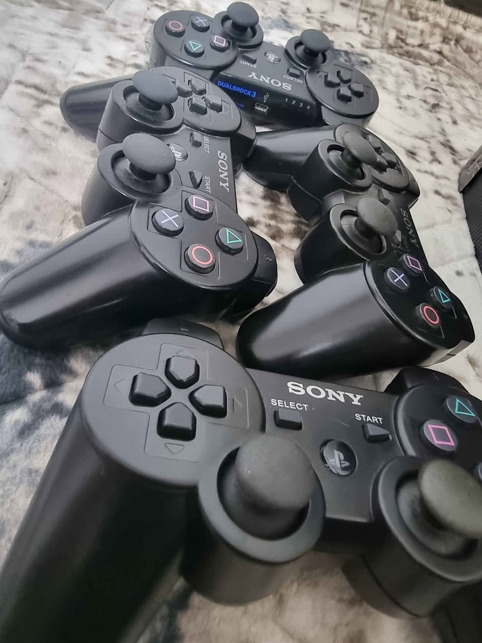 السلام عليكم بلي 3 جدا نضيف مامفتوح هارد 500G مهكر وياخذ اقراص وبي العاب تقريبن 13 لعبه من ضمنهم God of War كل الاجزاء 110 الف مكاني اربيل *********** أربيل, العراق
