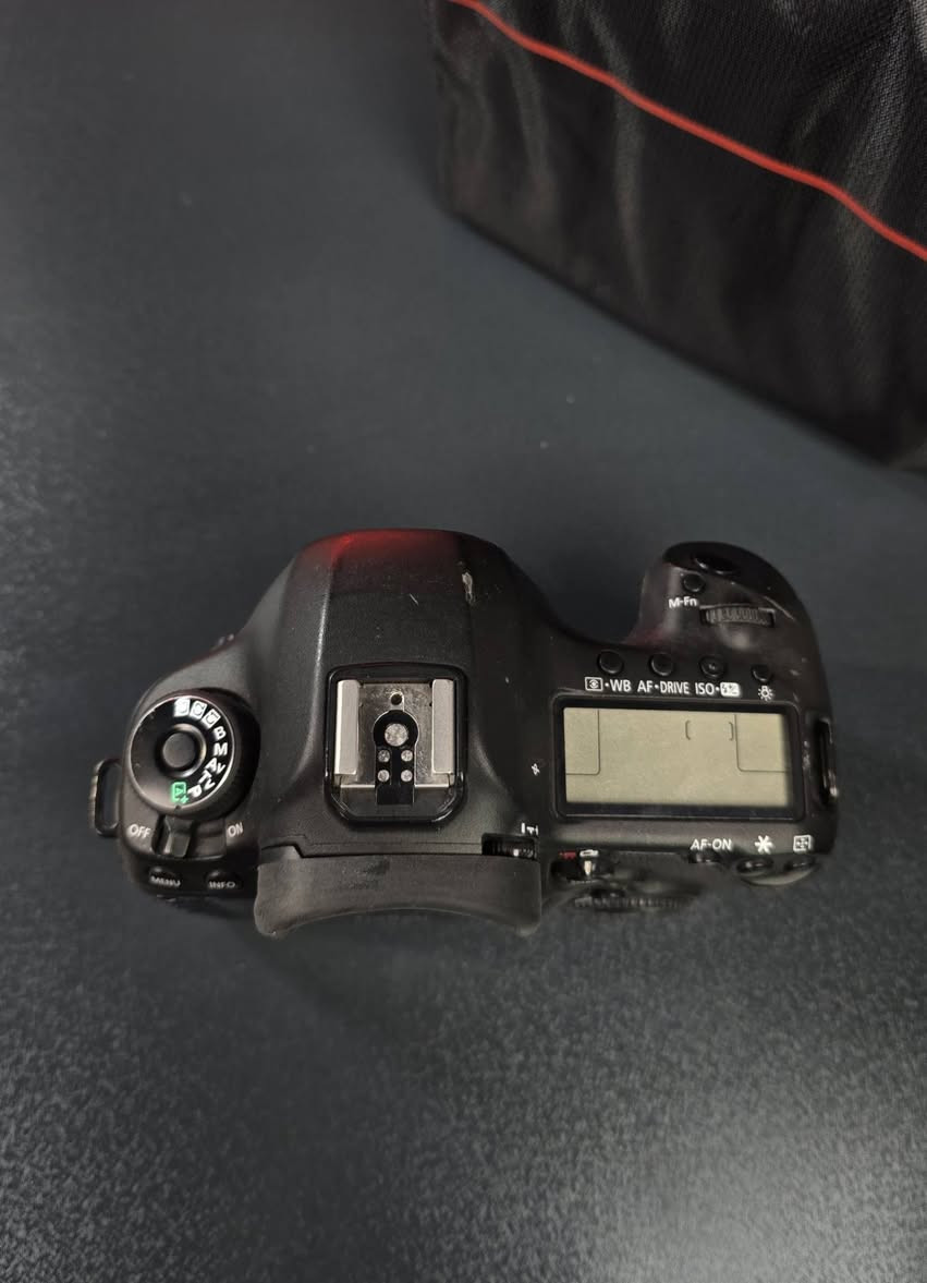 كانون 5diii مارك 3 
مستخدم نضافة 100
شتر 12k 
سعر 750 الاف 

***********
