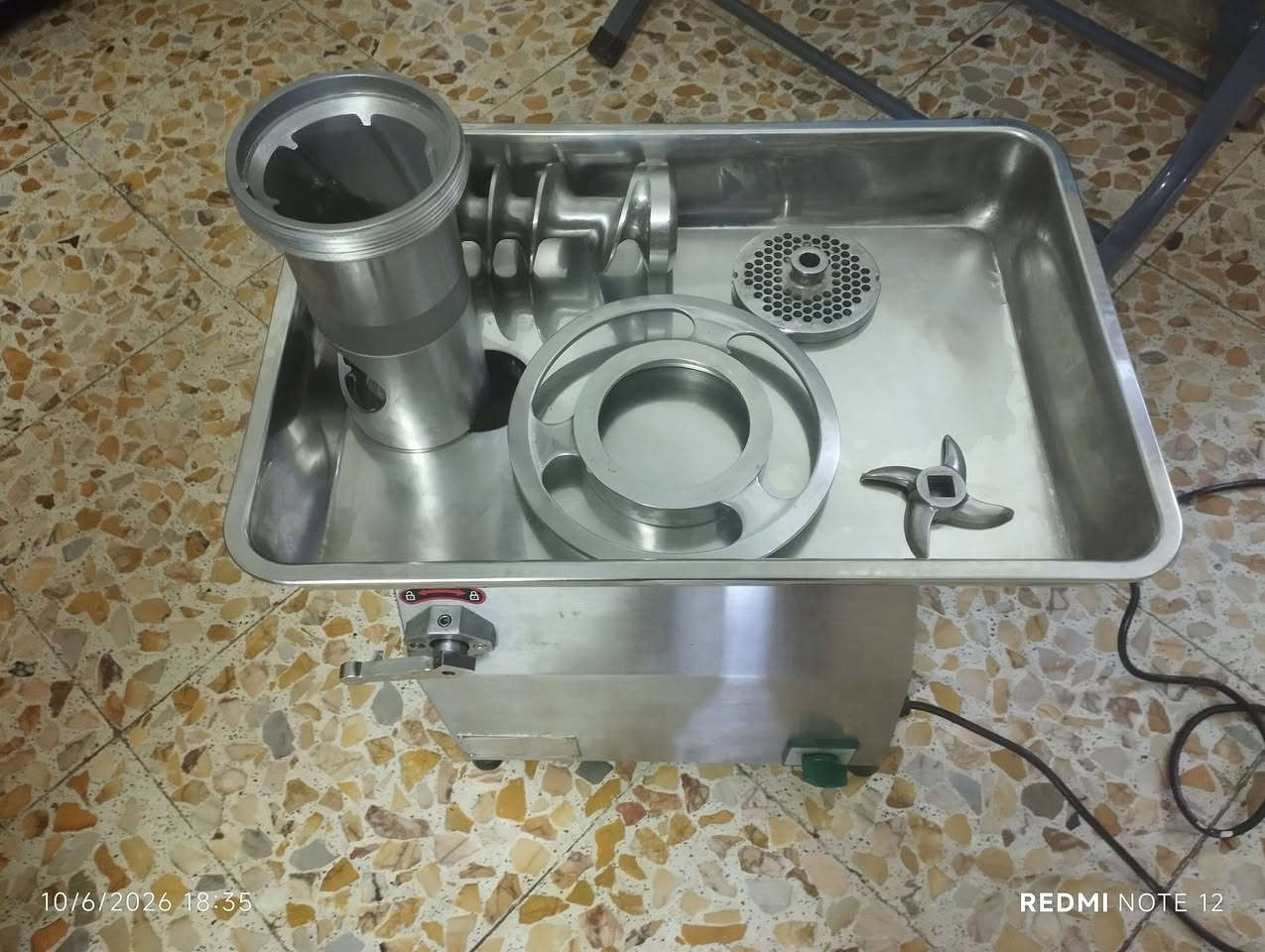 السلام عليكم مثرامه لحم حجم 32 حرف G المعروفه للبيع استعمال جداً قليل للبيع السعر 400وشيش كباب عدد 100 حديد مغلون طوله 60وعرضه 3انج سعر الشيش 1000 للتواصل ***********
*********** متوفر واتساب
