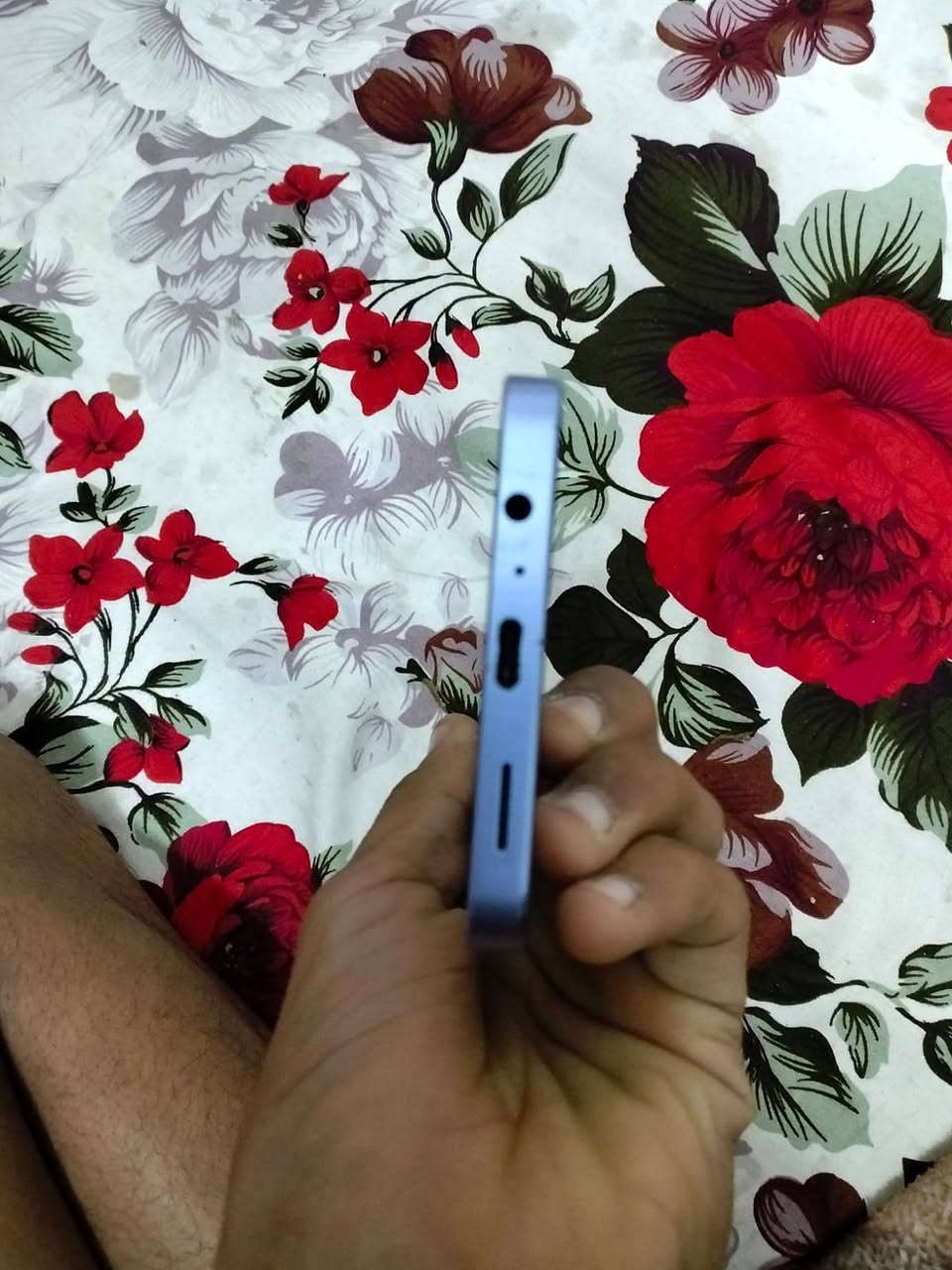 السلام عليكم شباب تليفون البيع جديد مسدخدم شهرين 
كارتونه وكيبل وياه ذاكرته 128 تليفن جديد الله شاهد 
وليريده يتصل او يراسل  اسم الجهاز A7. سعره 190 وبي مجال قليل 
*********** عله هاذه الرقم عنوني بغداد الحميديه
